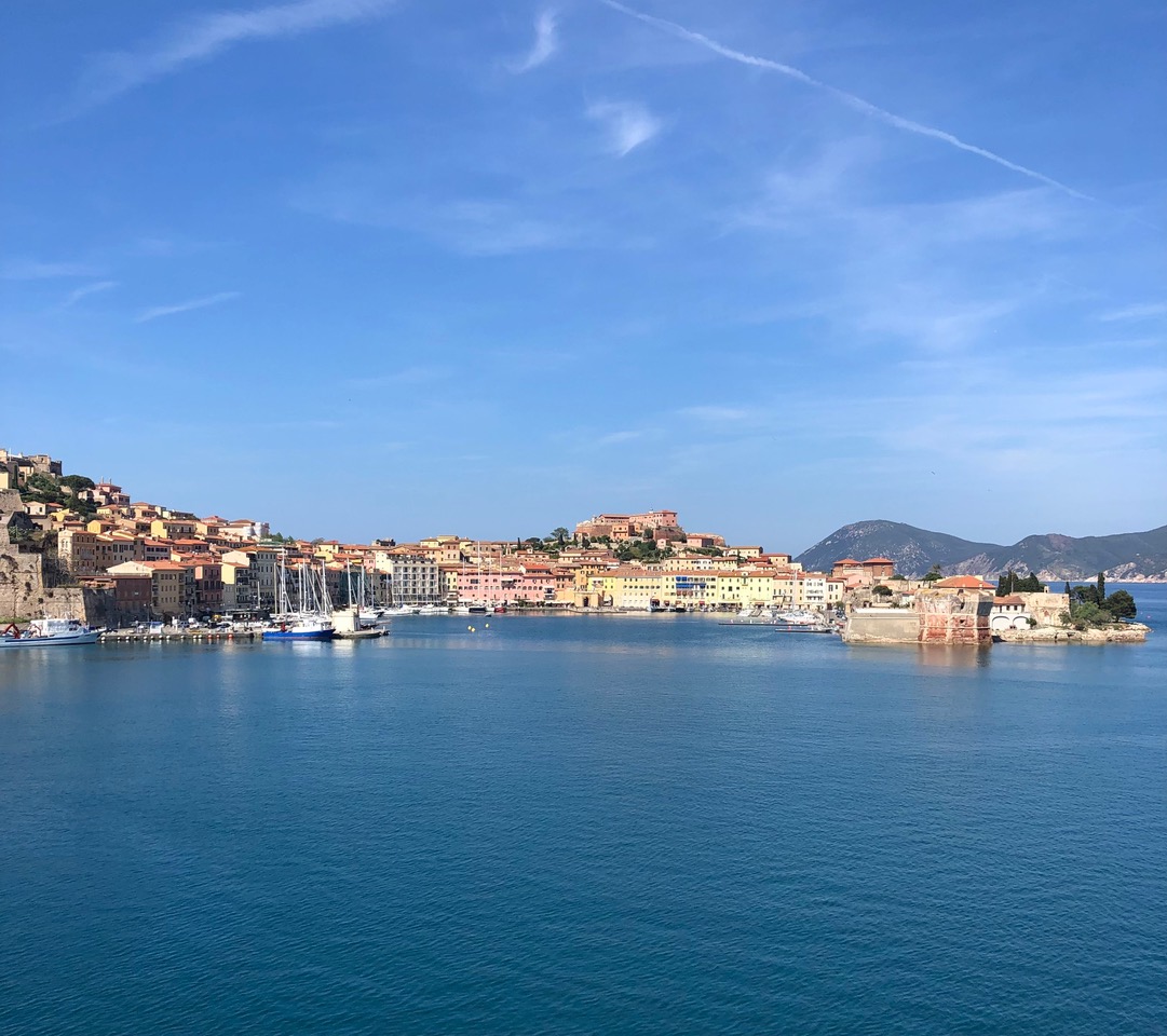 Zicht op Portoferraio vanaf de veerboot